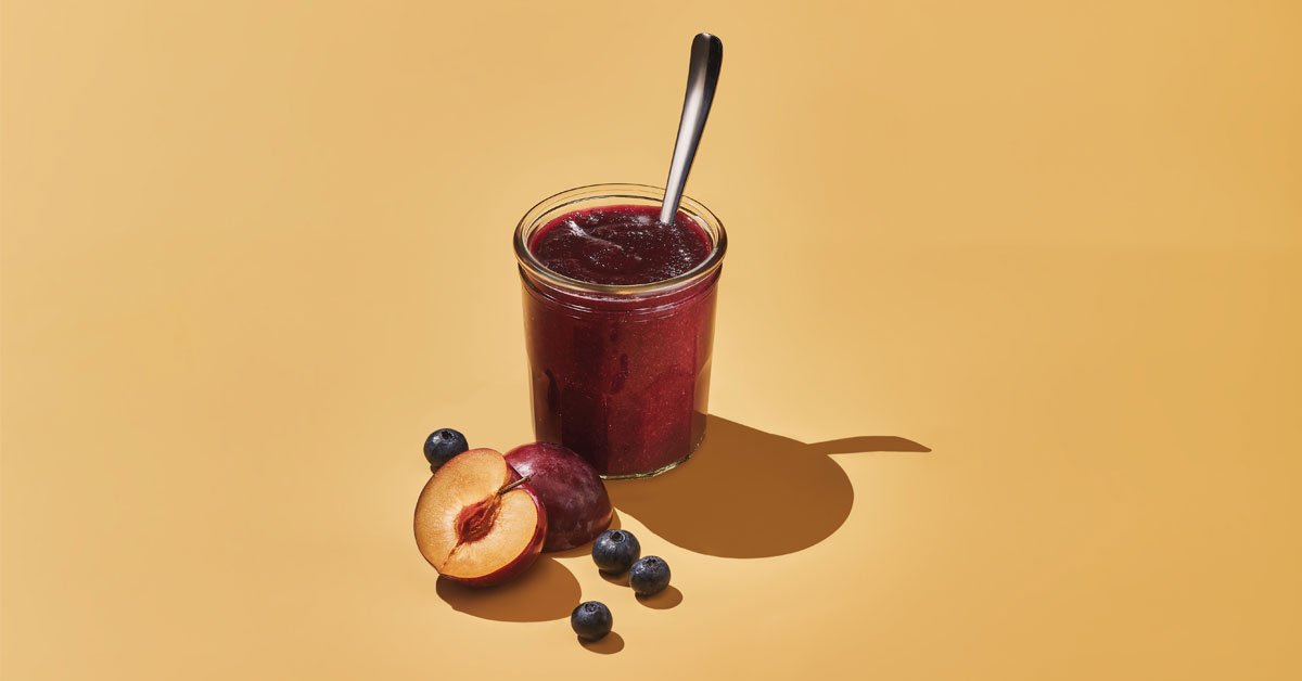 Compote de pommes, de prunes et de bleuets parfumée à l’érable